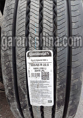 Continental Conti Hybrid HS3+ (рулевая) 385/65 R22.5 160K 20PR - Фото протектора с этикеткой вблизи